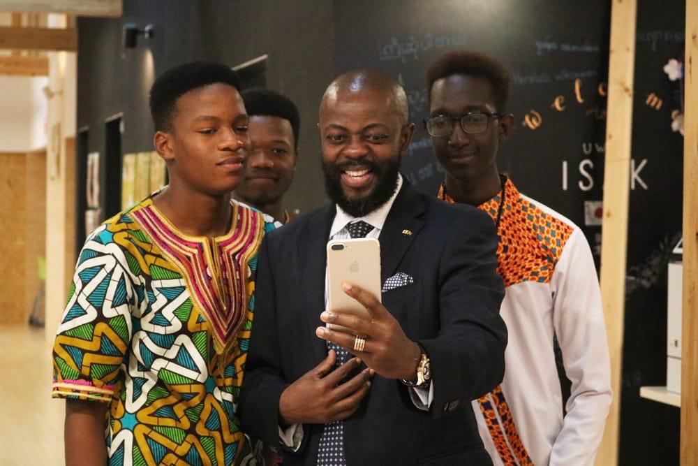 His Excellency Ambassador Thulani Dlomo with African Youth studying in 🇯🇵.